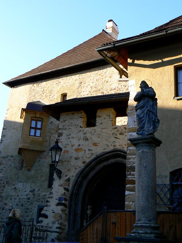Standbild einer Maria Immaculata vor dem Burgtor