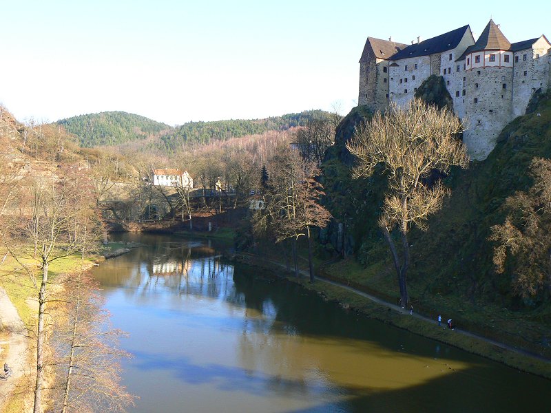 Die Burg Loket hoch über der Eger