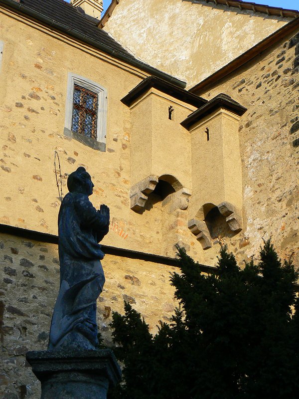Maria Immaculata, im Hintergrund die Plumpsklos der Burg