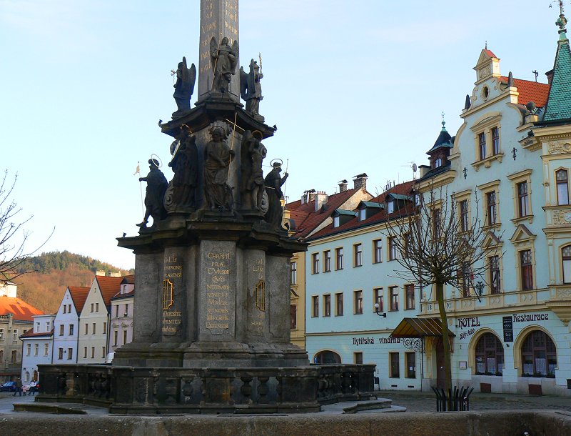 Pestsäule oder Dreifaltigkeitssäule auf dem Marktplatz in Loket (Tschechien)