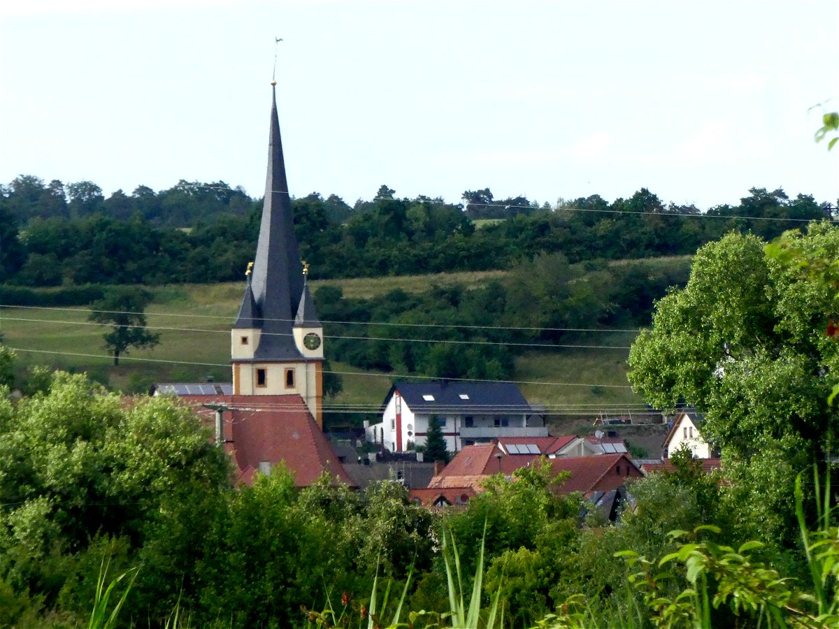 Stettfeld mit seiner markanten Pfarrkirche Mariae Himmelfahrt