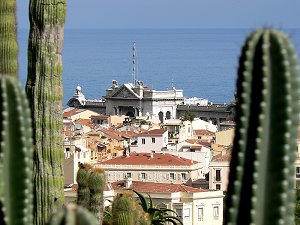 Monaco - Ozeanographisches Museum vom Exotischen Garten gesehen