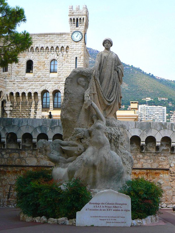 Denkmal vor dem Fürstenpalast von Monaco