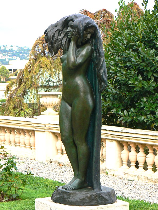 Statue einer nackten Frau mit zwei Gesichtern