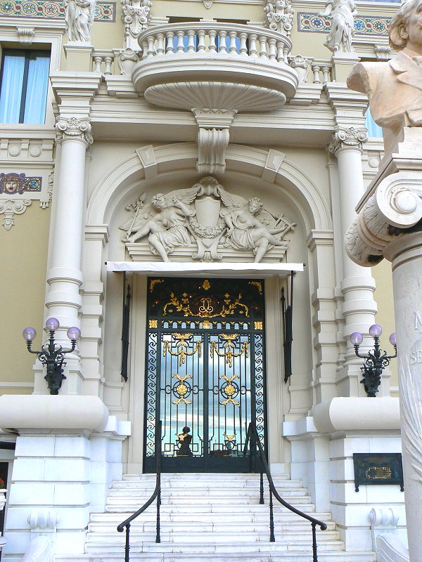 Eingangsportal der Oper von Monaco