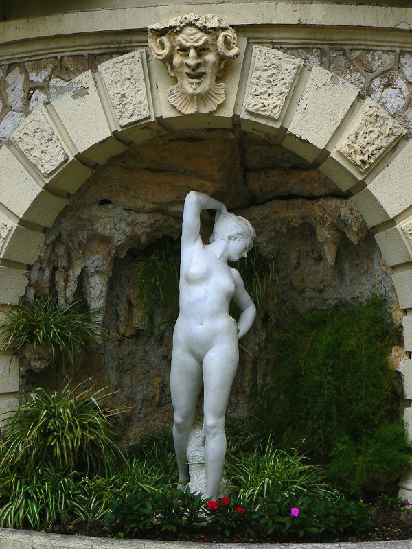 Statue einer nackten jungen Frau