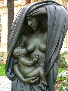 Statue einer Stillenden Mutter