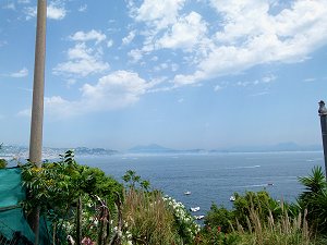 Der Golf von Neapel von Baia gesehen - Der Vesuv in der Bildmitte