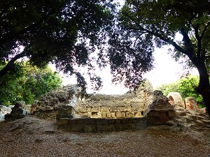 Ruinen des Zeustempels von Kyme (Cumae)
