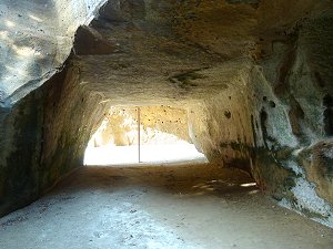 Große Eingangs-Höhle in Cuma