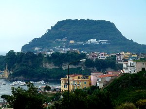 Das Capo di Miseno am südlichen Ende der Phlegräischen Halbinsel am Golf von Neapel