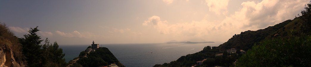 Kap von Miseno mit dem Leuchtturm und den Inseln Procida und Ischia