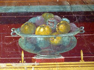 Durchsichtige Glasschale mit Früchten