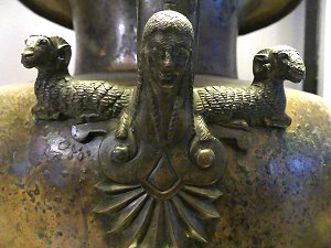 Verzierungen am Bronze-Gefäß aus dem Heroon von Paestum