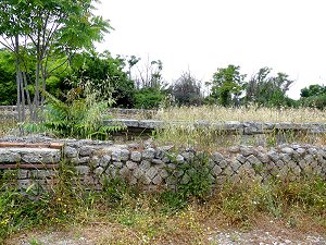 Antike Grundmauern im archäologischen Park Paestum