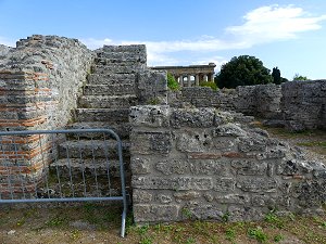 Treppe ins Nichts im archäologischen Park Paestum