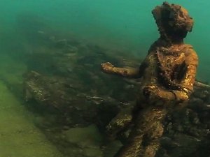 Statuen im Archäologischen Unterwasserpark Baia