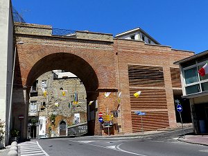 Die Porta Napoli (das Tor nach Neapel) in Pozzuoli