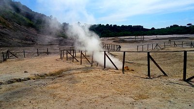 Heißer Dampf aus dem Solfatara-Krater Heißer Dampf aus dem Solfatara-Krater