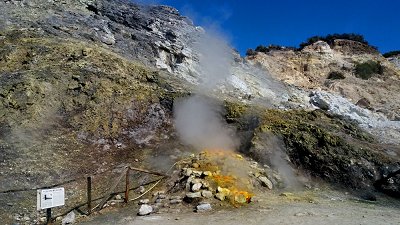 Gasaustritte im Solfatara-Krater