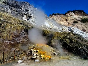 Der Solfatara-Krater in den Phlegräischen Feldern