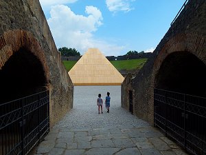 Eingangsportal zum Amphitheater und pyramidenförmiges Museum