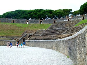 Zuschauerreihen des Amphitheaters von Pompeji