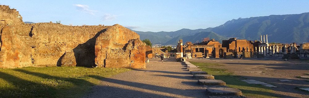 Das Forum in Pompeji im Abendlicht