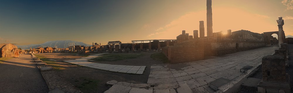 Das Forum in Pompeji im Abendlicht