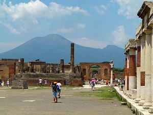 Das Forum in Pompeji mit dem Vesuv, davor der Jupiter-Tempel