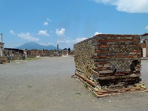 Pompeji: Der Vesuv vom Forum aus gesehen