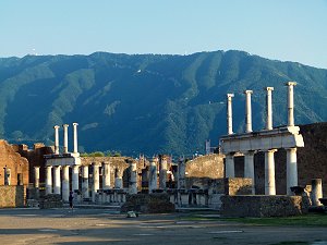 Das Forum in Pompeji mit dem Vesuv, davor der Jupiter-Tempel