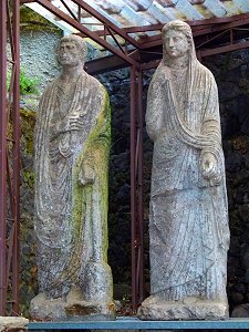 Bemooste Statuen in Pompeji