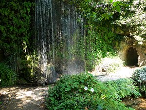 Grotten und Wasserfälle