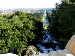Schlosspark von Caserta vom Beginn des Wasserfalls gesehen