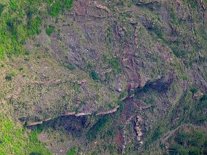 Durch Erosion hervortretende Lava-Adern