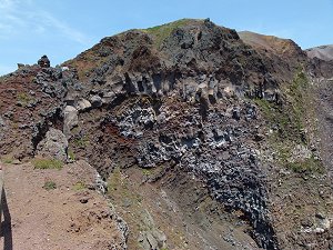Gesteinsschichten am Krater des Vesuv