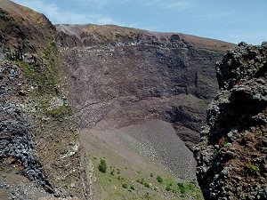 Gesteinsschichten im Krater des Vesuv