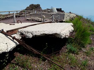 Überreste der Seilbahn-Bergstation am Kraterrand