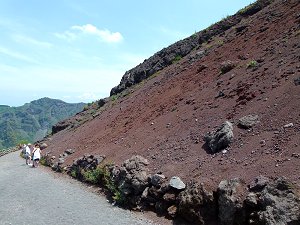 Fußweg vom Parkplatz zum Kraterrand des Vesuv