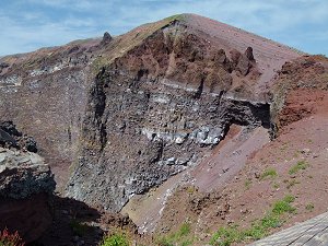 Gesteinsschichten im Krater des Vesuv