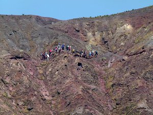 Wandergruppe am Kraterrand des Vesuv
