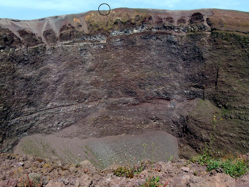 Wandergruppe am Kraterrand des Vesuv