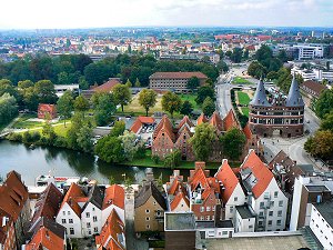 Lübeck, Historische Altstadt als Flussinsel in der Trave
