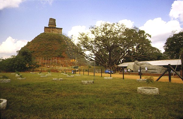 Dagoba mit liegendem Buddha