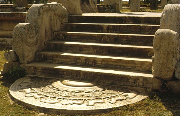 Treppenaufgang mit "Mondstein"