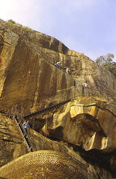 Aufstieg zum Sigiriya-Felsen