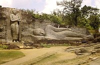 stehend: Ananda, Lieblingsschüler Buddhas (7 m), liegend 13 m langer Buddha