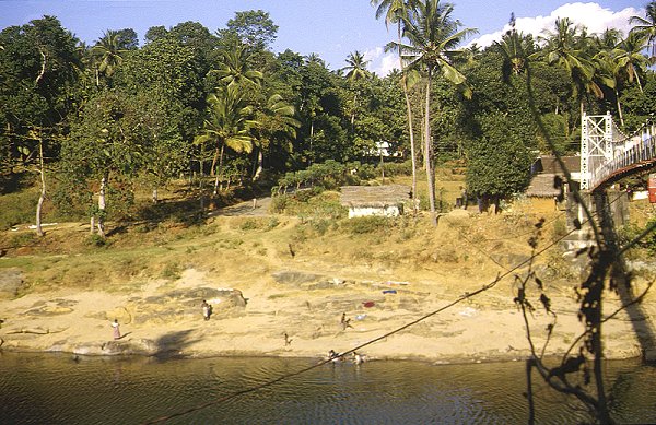 Am Mahaweli Ganga nördlich Kandy