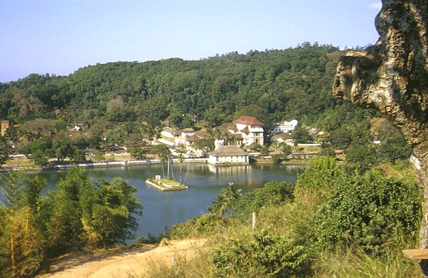 Kandy am See Kiri Muhuda